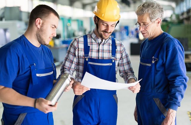 portrait-of-an-handsome-engineer-in-a-factory-F84JTBZ-min portrait-of-an-handsome-engineer-in-a-factory-F84JTBZ-min